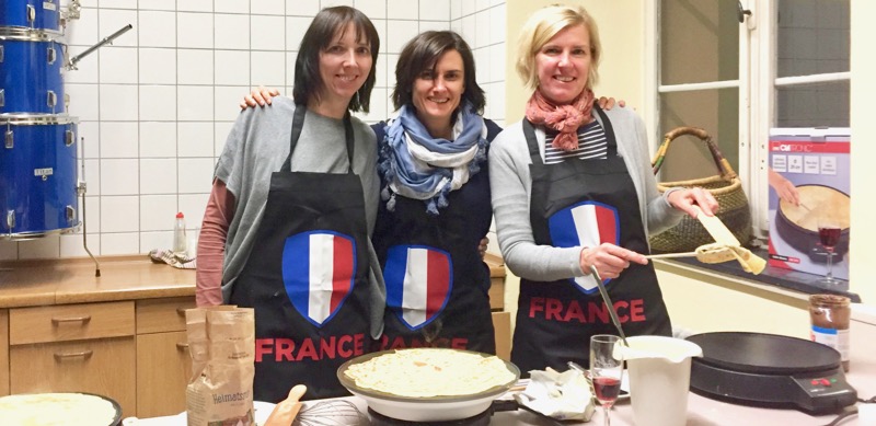 Dezember 2016: Frau Esber-Trost, Frau Glimschi und Frau Schmid laden ein zur Cinéfête mit Crêpes und der französischen Komödie "Une Familie à louer" (2015).