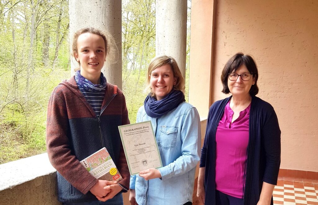 25.04.2023: Erik Neusüß, der strahlende Preisträger, zusammen mit Frau Dittmann und Frau Lichter