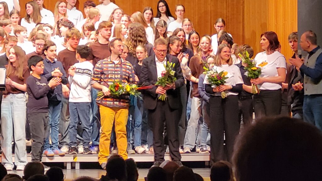 08.04.2025: Großer Applaus, für die Kolleg:innen, die den wunderbaren Musikabend mit ihrer langjährigen Arbeit erst ermöglicht haben.