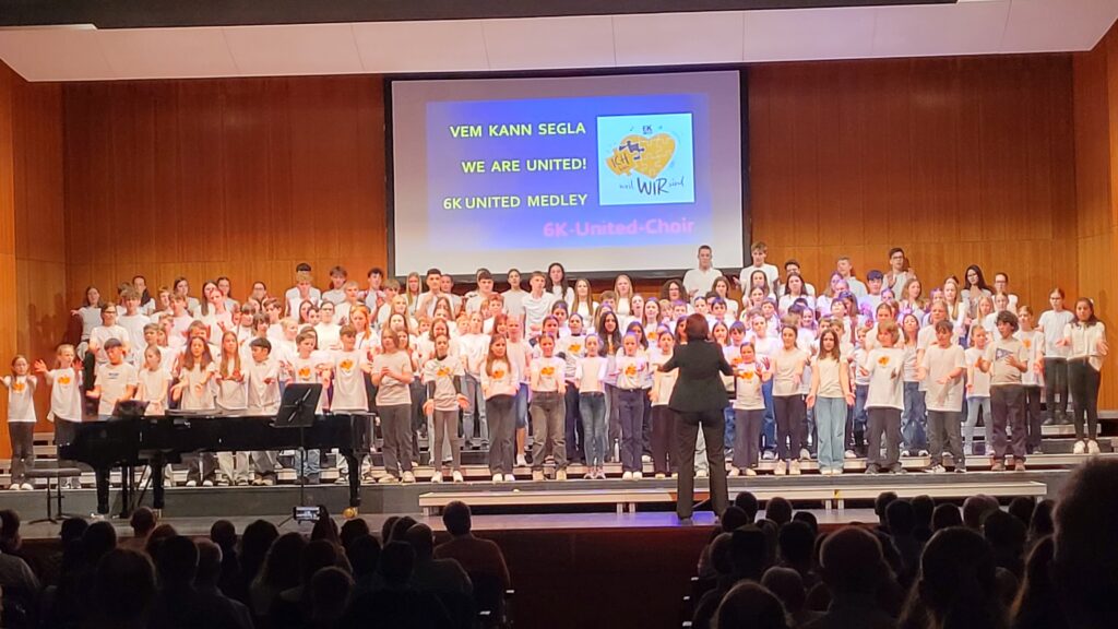 08.04.2025: Auswendig und mit viel Bewegung: Der Chor der Klassen 6.